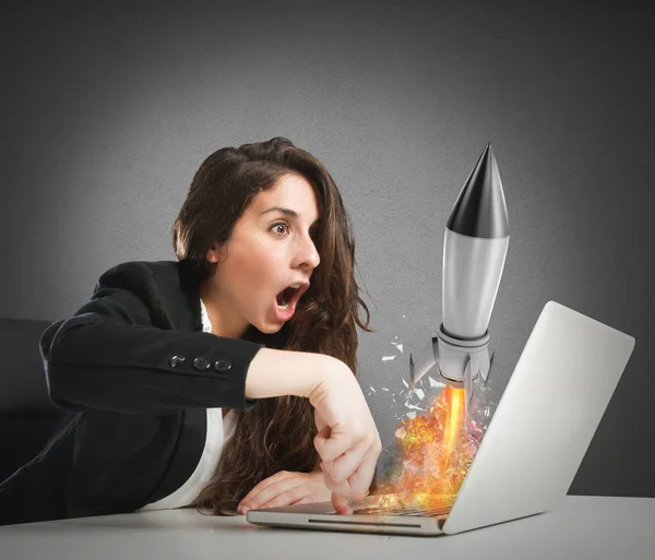 女商人从笔记本电脑上发射一枚快速火箭 公司创业理念 — 图库照片