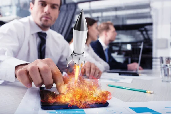 Geschäftsmann im Büro arbeitet für ein Start-up einer Firma mit einer Rakete — Stockfoto