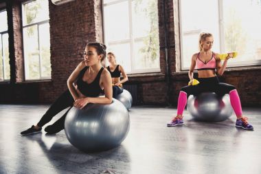 Gymball ile spor salonunda egzersiz kızlar
