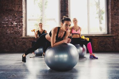 Gymball ile spor salonunda egzersiz kızlar