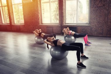 Gymball ile spor salonunda egzersiz kızlar