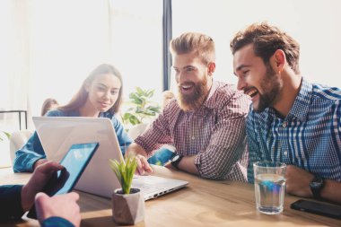 İşadamı Office Internet ağa bağlı. ortaklık ve ekip çalışması kavramı