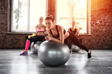 Gymball ile spor salonunda egzersiz kızlar