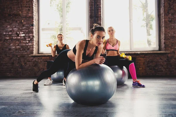 Tjejer som tränar på gym med gymball — Stockfoto