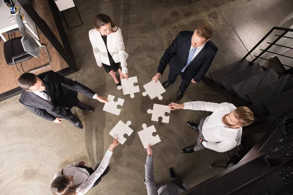 Trabajo en equipo de socios. Concepto de integración y puesta en marcha con piezas de rompecabezas — Foto de Stock