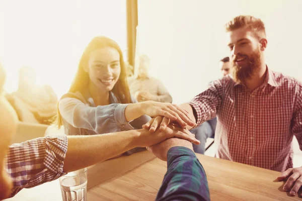 Gente de negocios poniendo sus manos juntas. Concepto de trabajo en equipo y asociación — Foto de Stock