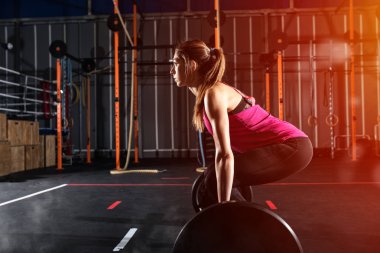 Spor salonunda bir halter ile çalışma dışarı kararlı atletik kız