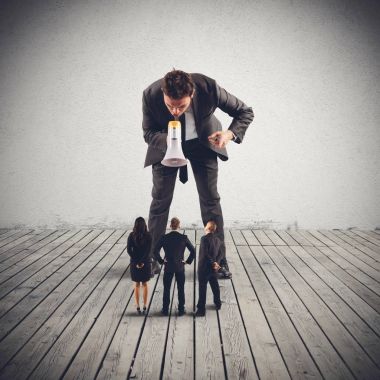 Astları megafon ile komuta büyük yetkili kişi