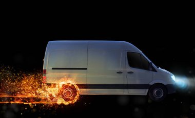 Paket servisinin süper hızlı teslimatı. Yolda tekerlekleri yanan bir minibüs.