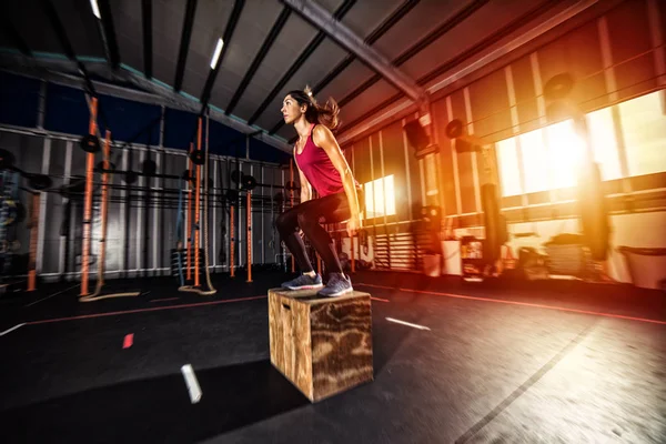 Determinata Ragazza Atletica Che Esercizi Salto Scatola Palestra — Foto Stock