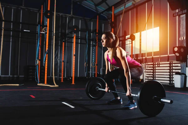 Spor Salonunda Bir Halter Ile Çalışma Dışarı Kararlı Atletik Kız — Stok fotoğraf