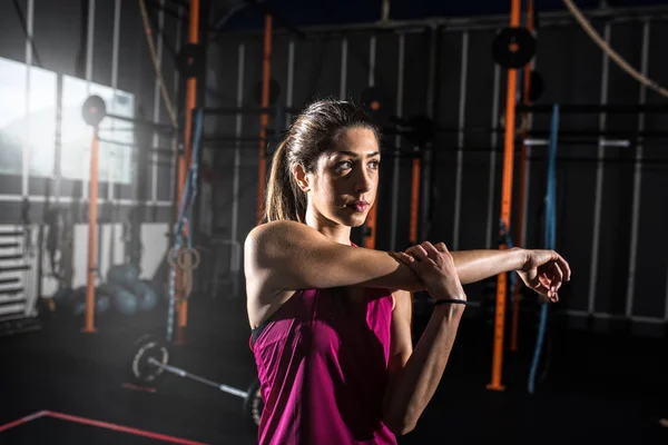 Spor Salonunda Germe Egzersizleri Yapıyor Atletik Kız Tespit — Stok fotoğraf