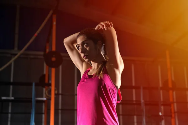 Beslutsamma Atletisk Flicka Göra Stretchingövningar Gymmet — Stockfoto