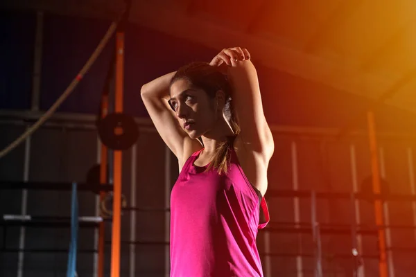 Fille Athlétique Déterminée Faisant Des Exercices Étirement Salle Gym — Photo