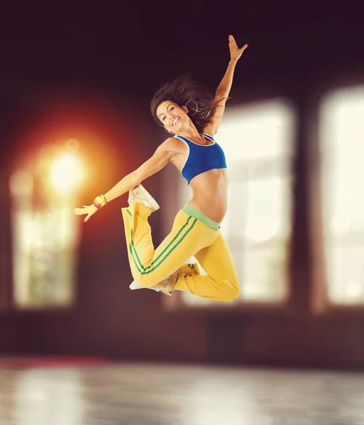 Счастливая девочка прыгает в спортзале . — стоковое фото