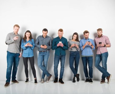 Kız ve erkek grup onların akıllı telefonlar ile bağlı. İnternet ve sosyal ağ kavramı