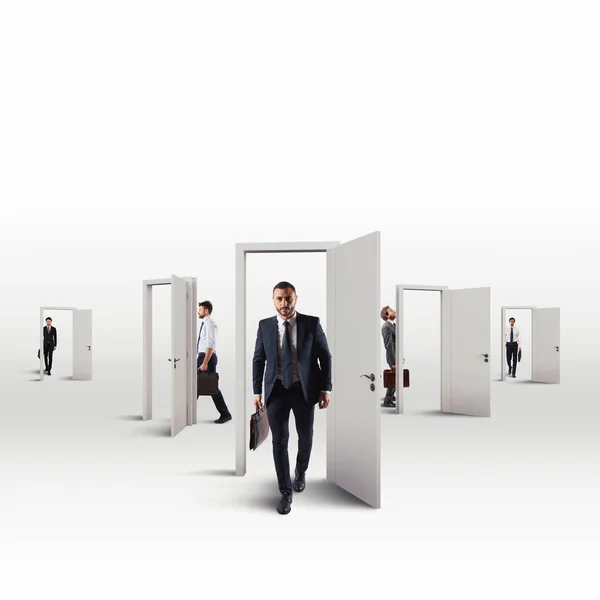Empresários escolhendo a porta certa — Fotografia de Stock
