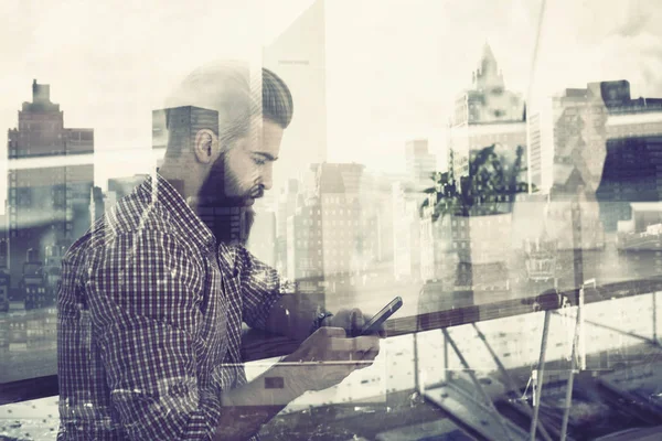 Smartphone eines Geschäftsmannes, der Multimedia mit Internetverbindung teilt — Stockfoto