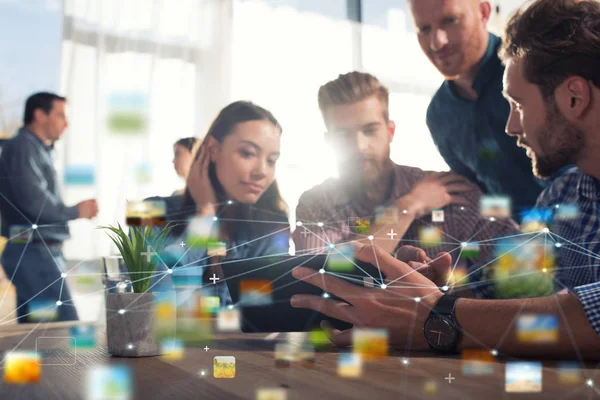 Näringsidkare i office ansluten internet nätverket. begreppet partnerskap och lagarbete — Stockfoto