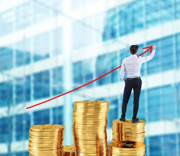 Бизнесмен рисует растущую стрелу статистики компании поверх кучи денег — стоковое фото
