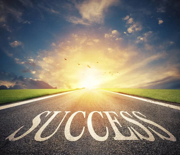 Caminho do sucesso. O caminho para novas oportunidades de negócios — Fotografia de Stock