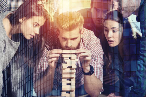 El equipo de empresarios construye una construcción de madera. concepto de trabajo en equipo, asociación y creación de empresas — Foto de Stock