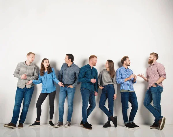 Group of boys and girls speak talking to each other. Concept of social people — Stock Photo, Image