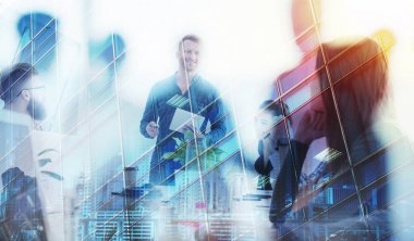 Ofiste birlikte çalışan iş adamları. Takım çalışması ve ortaklık kavramı. çift pozlama