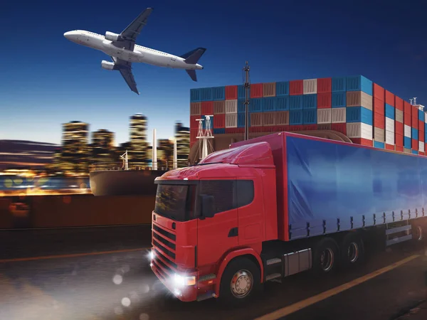 Snabb truck på väg att leverera på natten med last och flygplan i bakgrunden. 3D-rendering — Stockfoto