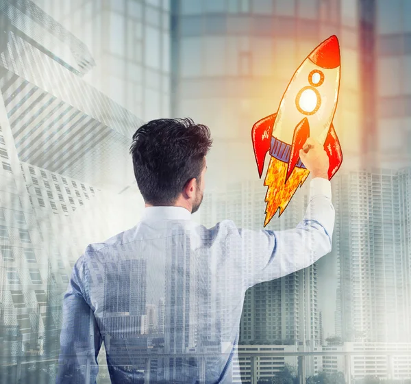 Geschäftsmann zieht eine Rakete. Konzept der Unternehmensverbesserung und Unternehmensgründung — Stockfoto