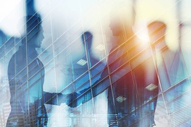 Ofiste el sıkışan bir iş adamı. Takım çalışması ve ortaklık kavramı. Çift pozlama