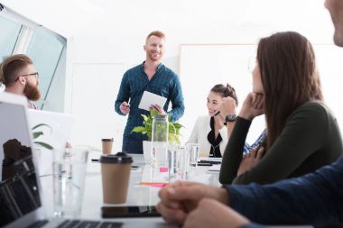 İşadamı Office Internet ağa bağlı. ortaklık ve ekip çalışması kavramı