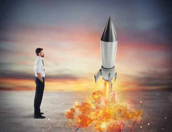 ロケットの起動に伴う新会社のスタートアップ。ビジネスの成長の概念 — ストック写真