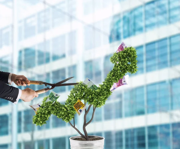 Hombre de negocios que corta y ajusta el árbol de dinero en forma de flecha estadísticas. Concepto de startup. Renderizado 3D — Foto de Stock