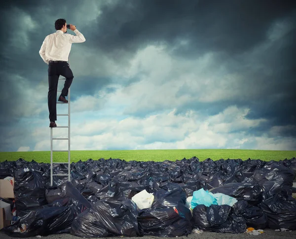 El hombre de negocios en una escalera busca lejos el medio ambiente limpio. superar el problema de la contaminación mundial —  Fotos de Stock