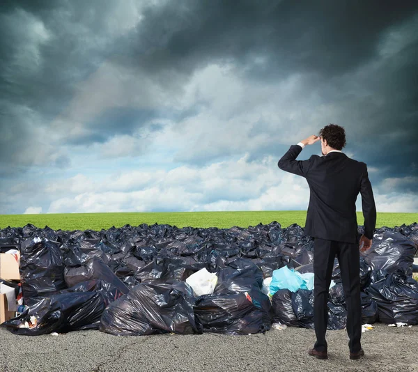 Geschäftsmann ist auf der Suche nach sauberer Umwelt. das globale Umweltverschmutzungsproblem überwinden — Stockfoto