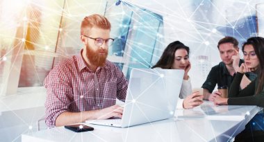 Ofisteki işadamı internet ağına bağlandı. Girişim şirketi konsepti