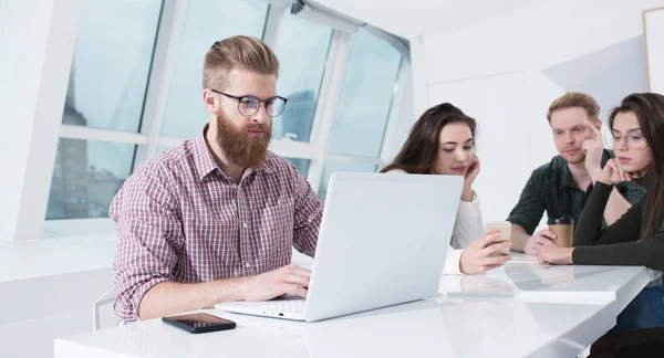 Homme d'affaires dans le bureau connecté sur le réseau Internet. concept de start-up — Photo