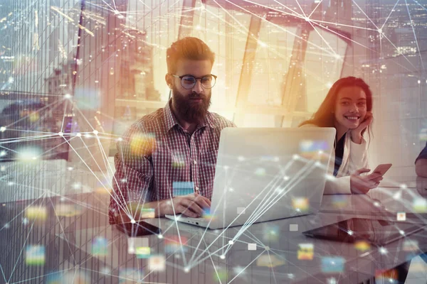 Homme d'affaires dans le bureau connecté sur le réseau Internet. concept de start-up — Photo