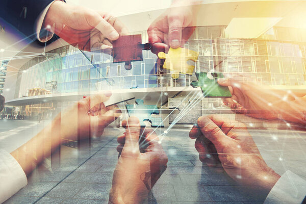 Командная работа партнеров. Концепция интеграции и запуска с кусочками головоломки. двойное воздействие
