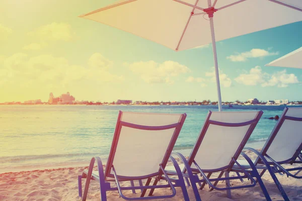 Deck chair on a beautiful beach during sunrise — Stock Photo, Image