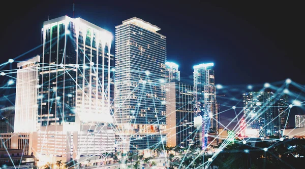 Red de conexión a Internet abstracta con ciudad nocturna con rascacielos al fondo —  Fotos de Stock