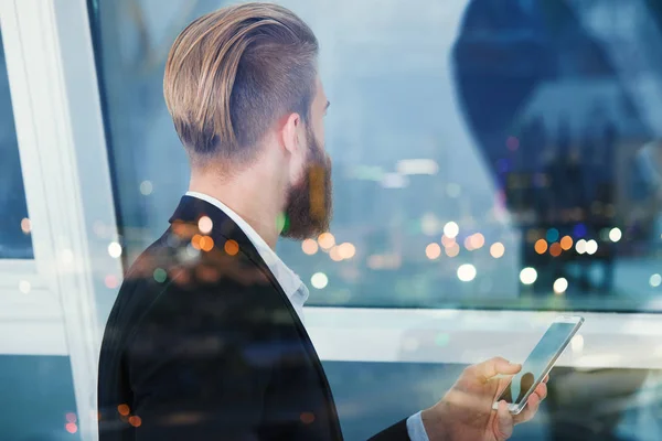 El hombre de negocios busca lejos el futuro en la noche. Concepto de innovación y puesta en marcha — Foto de Stock