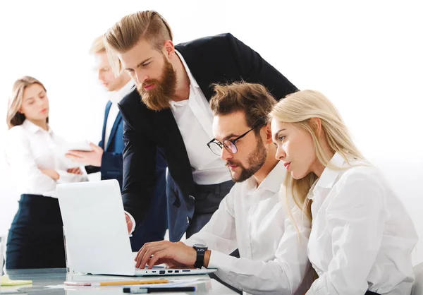 Homme d'affaires dans le bureau connecté sur le réseau Internet. concept de start-up — Photo