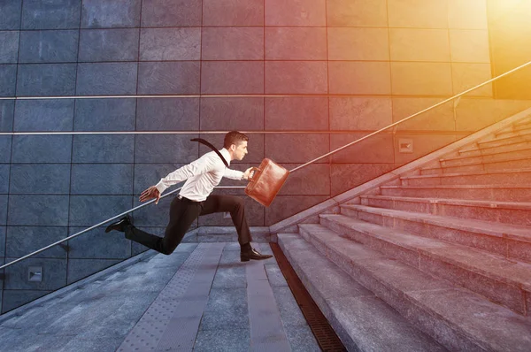Бизнесмен быстро бегает по современной лестнице — стоковое фото
