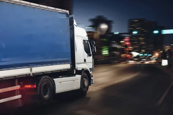 Γρήγορο φορτηγό σε ένα δρόμο της πόλης παρέχοντας τη νύχτα — Φωτογραφία Αρχείου