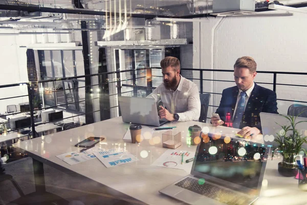 Zakelijke mensen die in office op de nacht samenwerken. Concept van teamwerk en partnerschap. dubbele blootstelling — Stockfoto