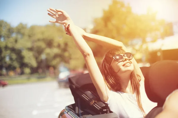 Mujer joven en cabriolet coche sale para las vacaciones de verano — Foto de Stock