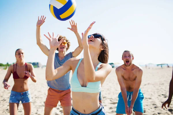 Grupa przyjaciół, grając w siatkówkę na plaży — Zdjęcie stockowe