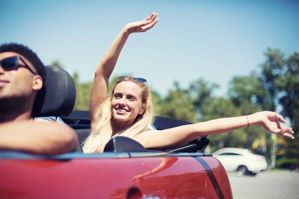 Junge Frau im Cabrio fährt in die Sommerferien — Stockfoto